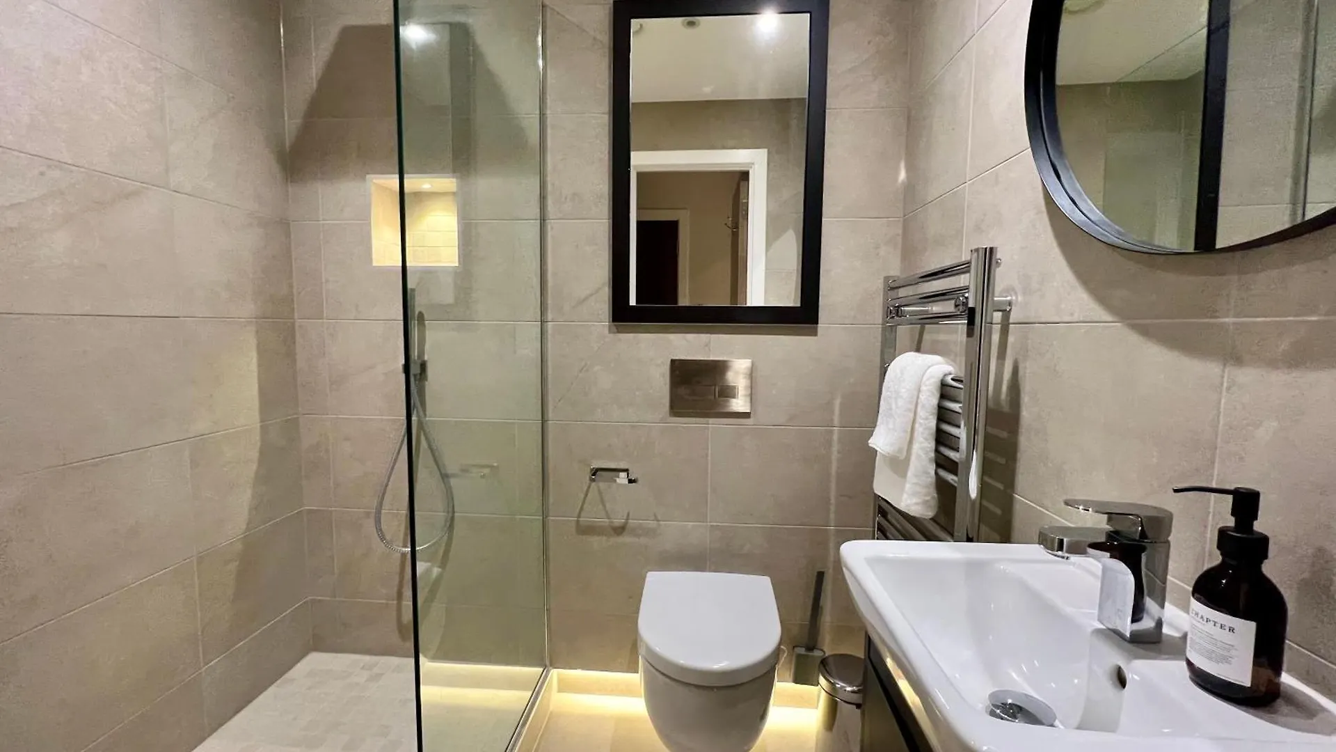 شقة The Noir Blanc Retreat At Ryedale House يورك