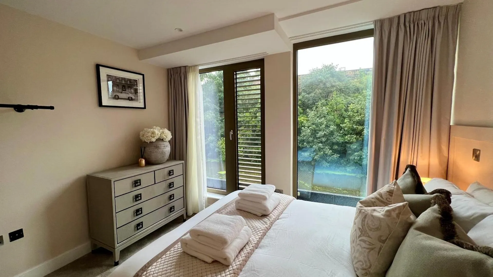 شقة The Noir Blanc Retreat At Ryedale House يورك