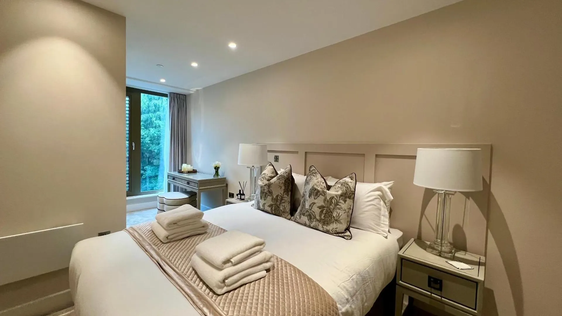 شقة The Noir Blanc Retreat At Ryedale House يورك