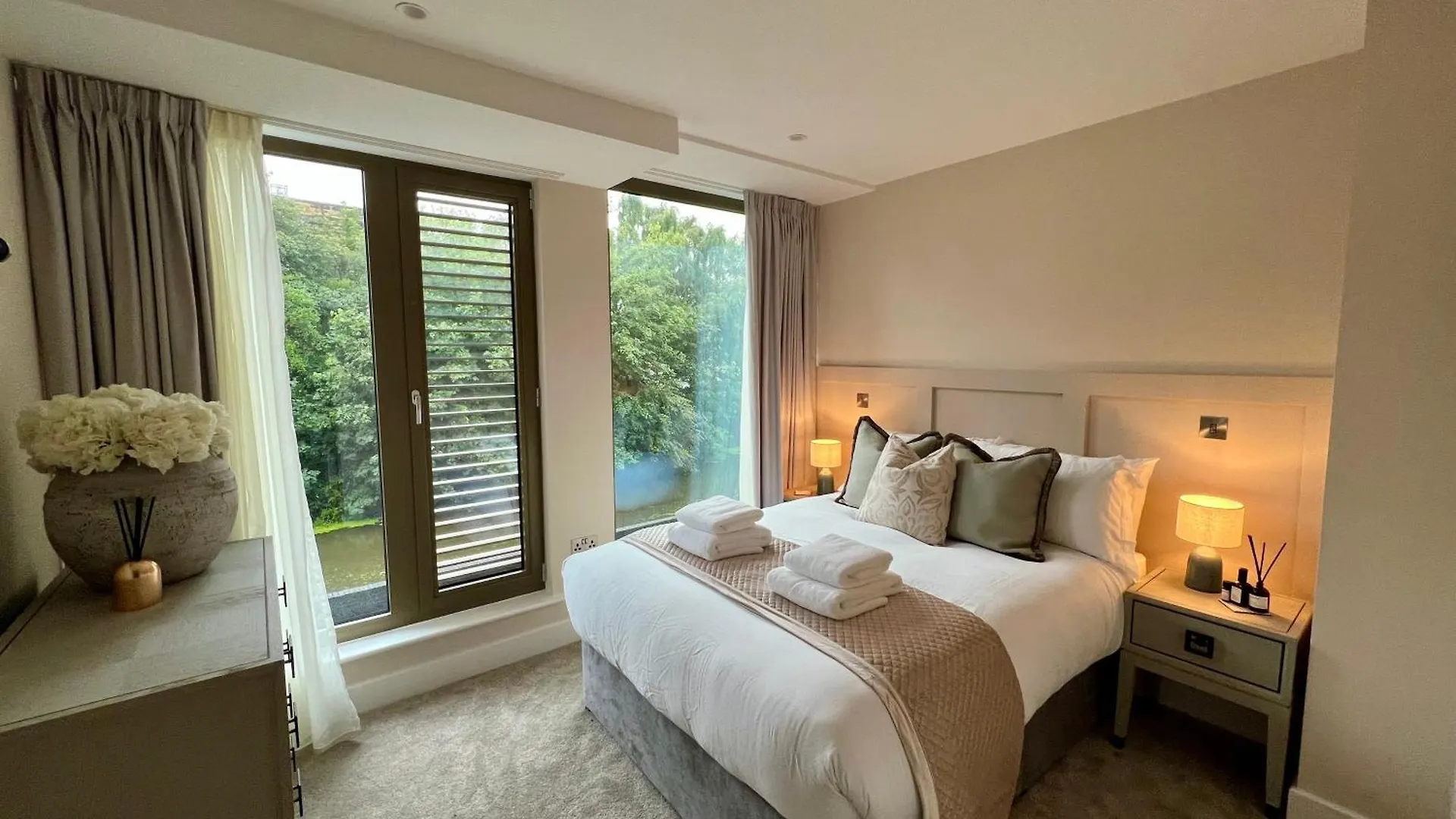 شقة The Noir Blanc Retreat At Ryedale House يورك 0*,